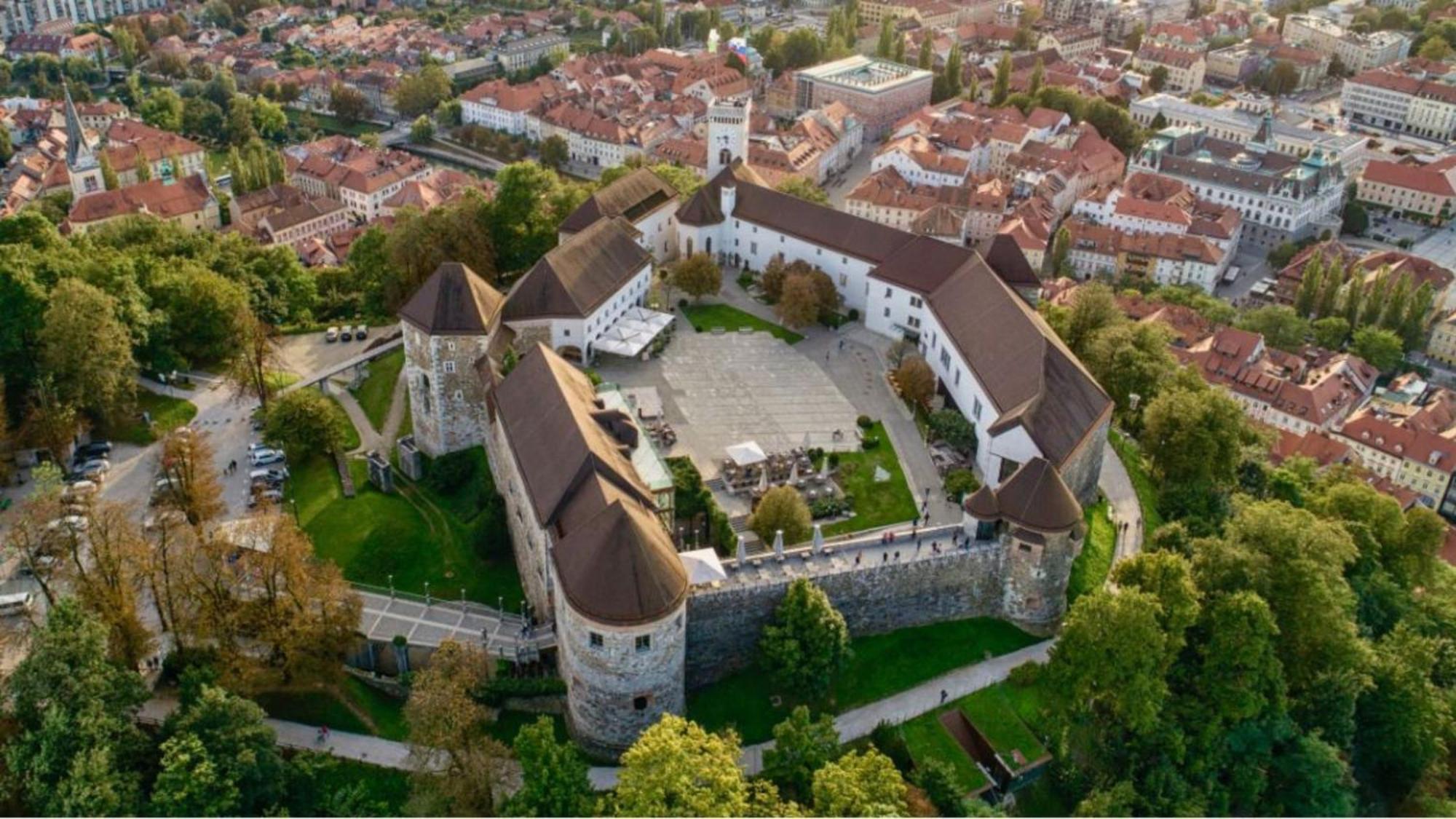 卢布尔雅那洲际酒店 外观 照片 Aerial view of the castle